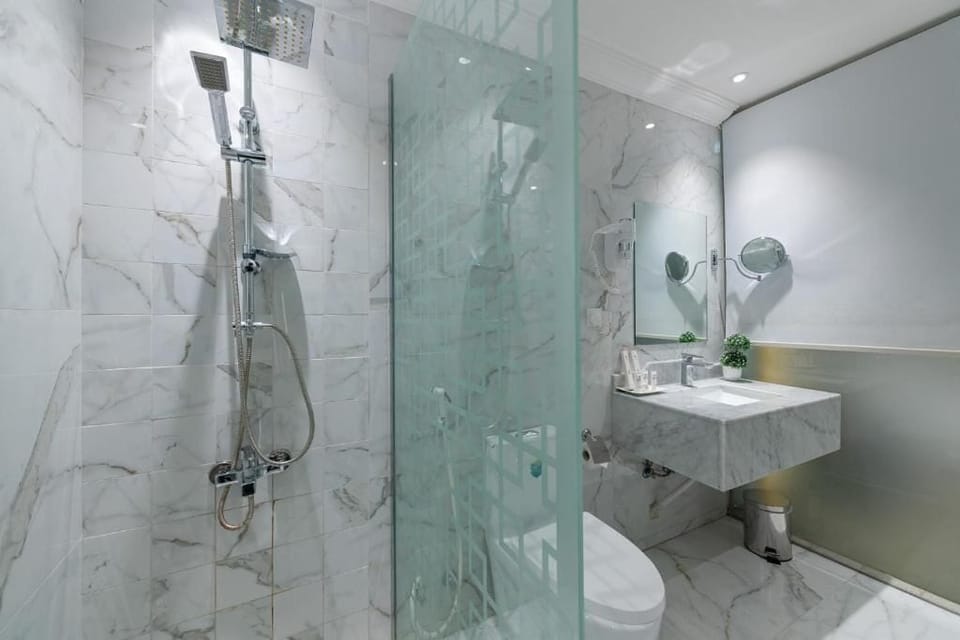 Classic Studio Suite | Bathroom | Shower, rainfall showerhead, slippers, bidet