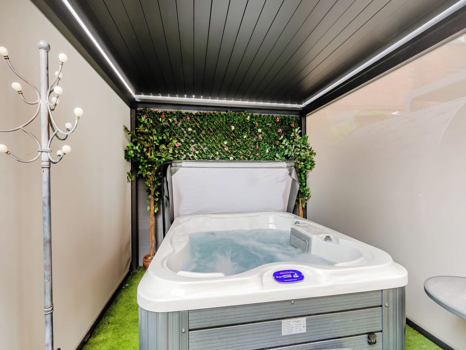 Hot tub | Jorvik Villas, York