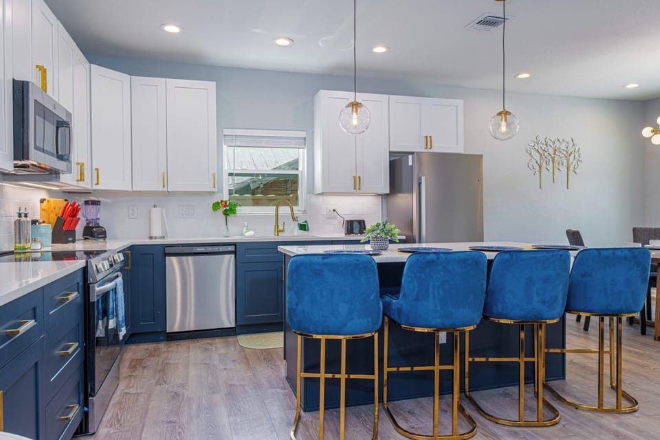 House (4 Bedrooms) | Private kitchen | Microwave, oven, stovetop, dishwasher