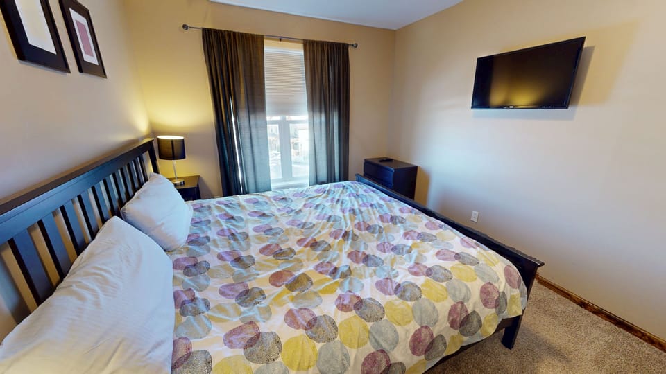 Screen, Indoors, Bed, Furniture, TV