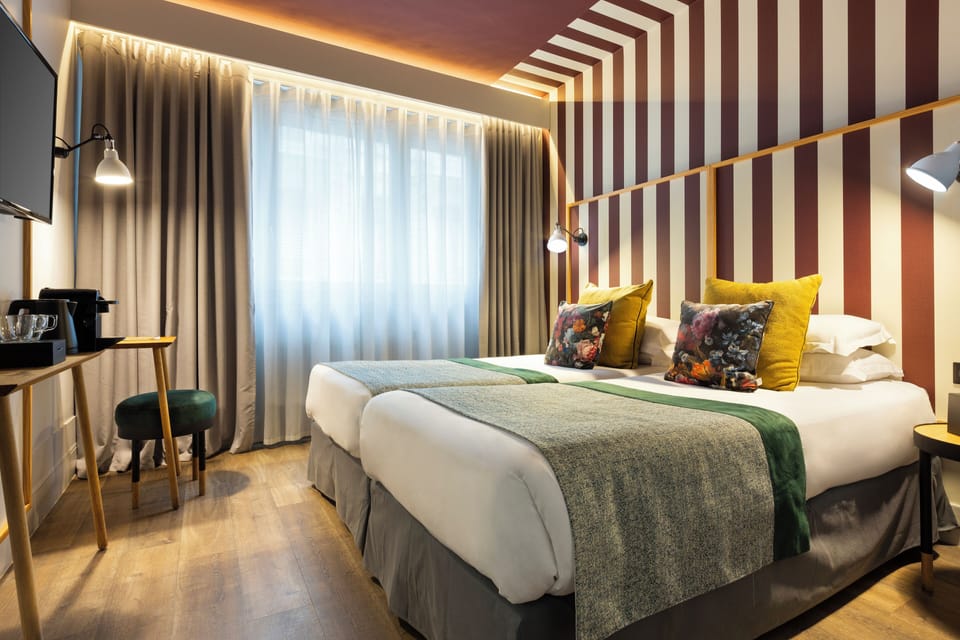 Twin Room | Desk, laptop workspace, blackout drapes, soundproofing