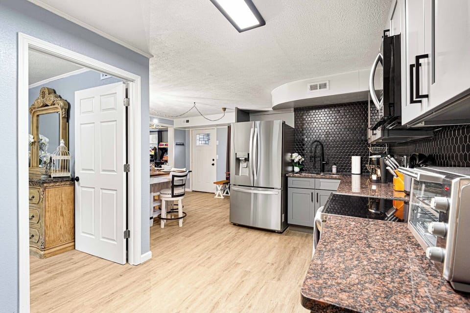 Granite counterops and a fully stocled kitchen