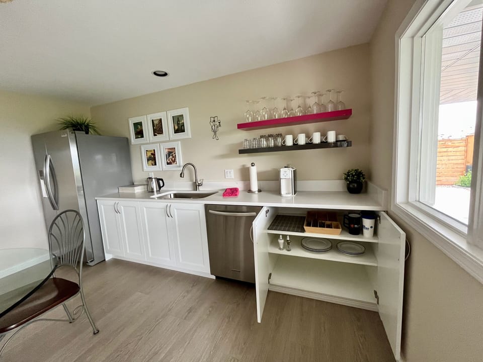 Coffee/tea maker, full-size fridge, dishwasher, electric kettle