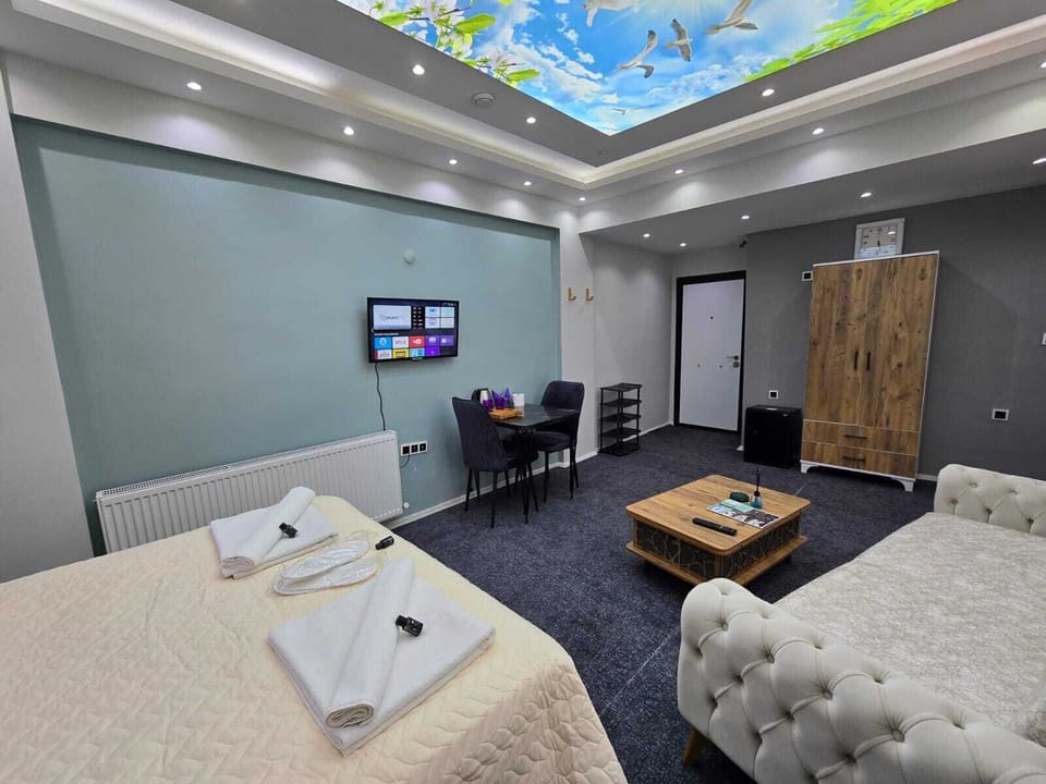 Luxury Suite | Desk, laptop workspace, soundproofing, free WiFi