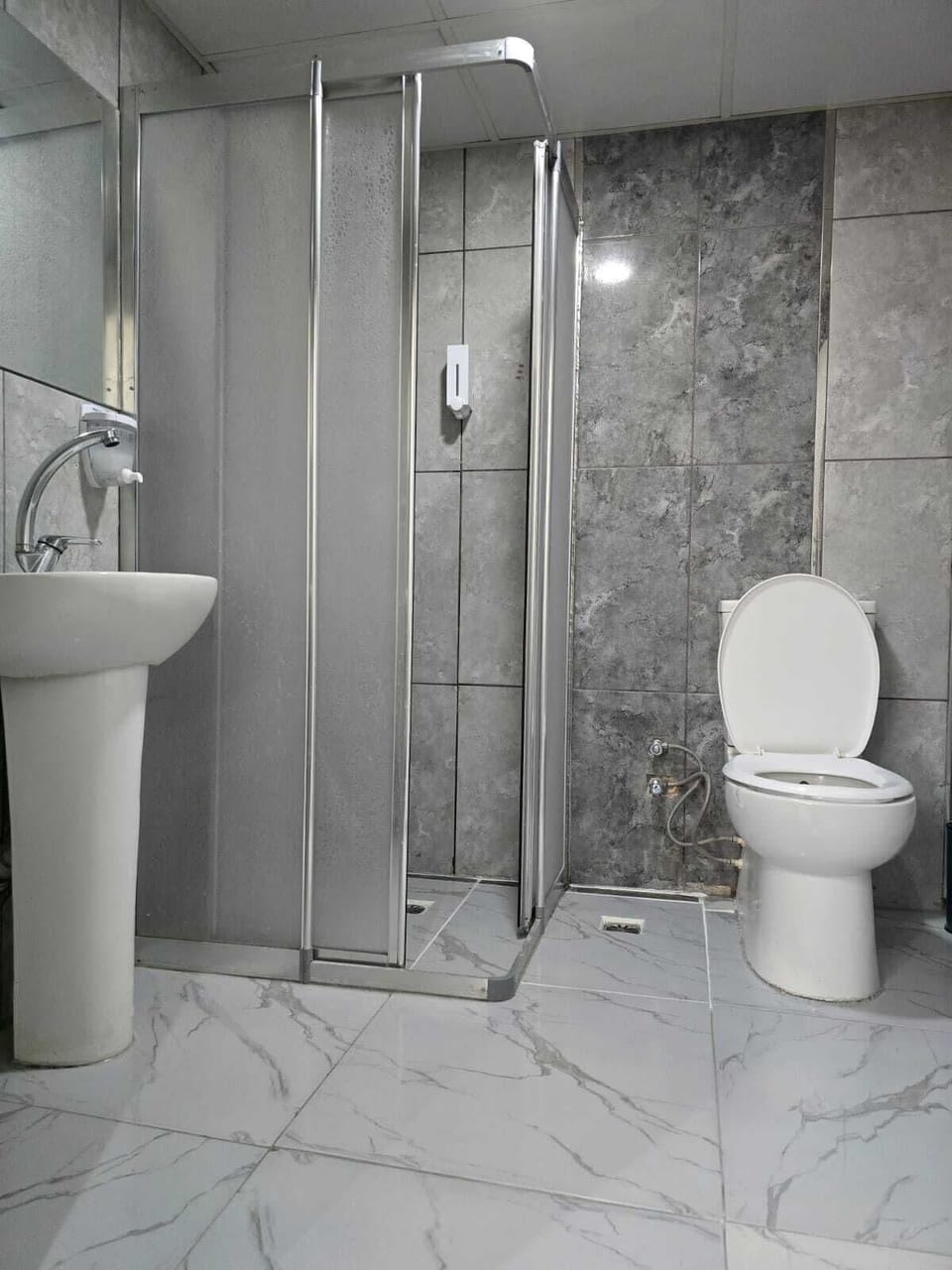 Luxury Suite | Bathroom | Shower, free toiletries, hair dryer, slippers