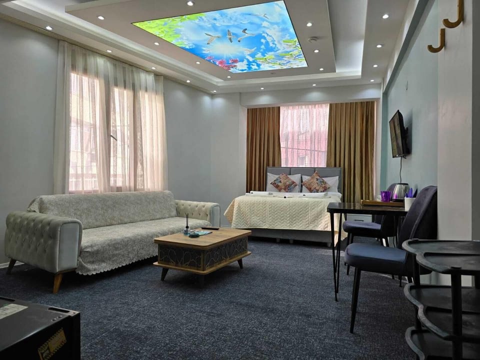 Luxury Suite | Desk, laptop workspace, soundproofing, free WiFi