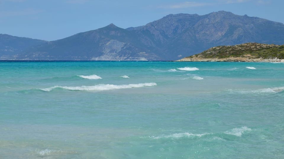 Turquoise waters and mountain views along the Corsican coast close to Poggio Mezzana.