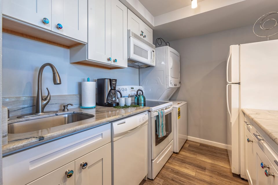 Washer/dryer located in the kitchen