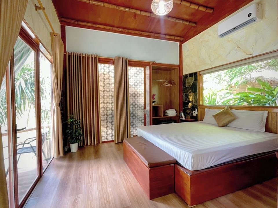 Bungalow, Lake View | In-room safe, individually decorated, individually furnished, desk
