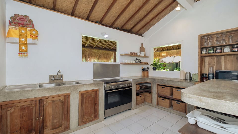Deluxe Villa | Private kitchen | Fridge, microwave, stovetop, electric kettle