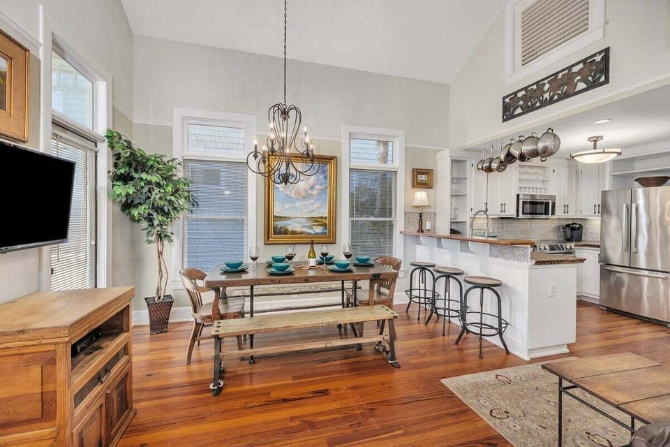 Open-concept dining space with access to the kitchen