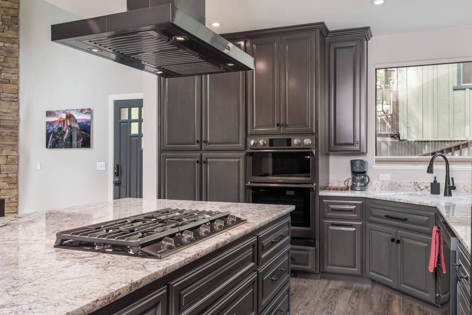 Samsung five-burner gas cooktop and vent.