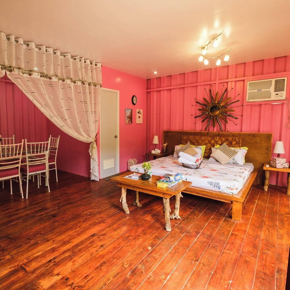 Family Room, 1 King Bed | Free WiFi, bed sheets
