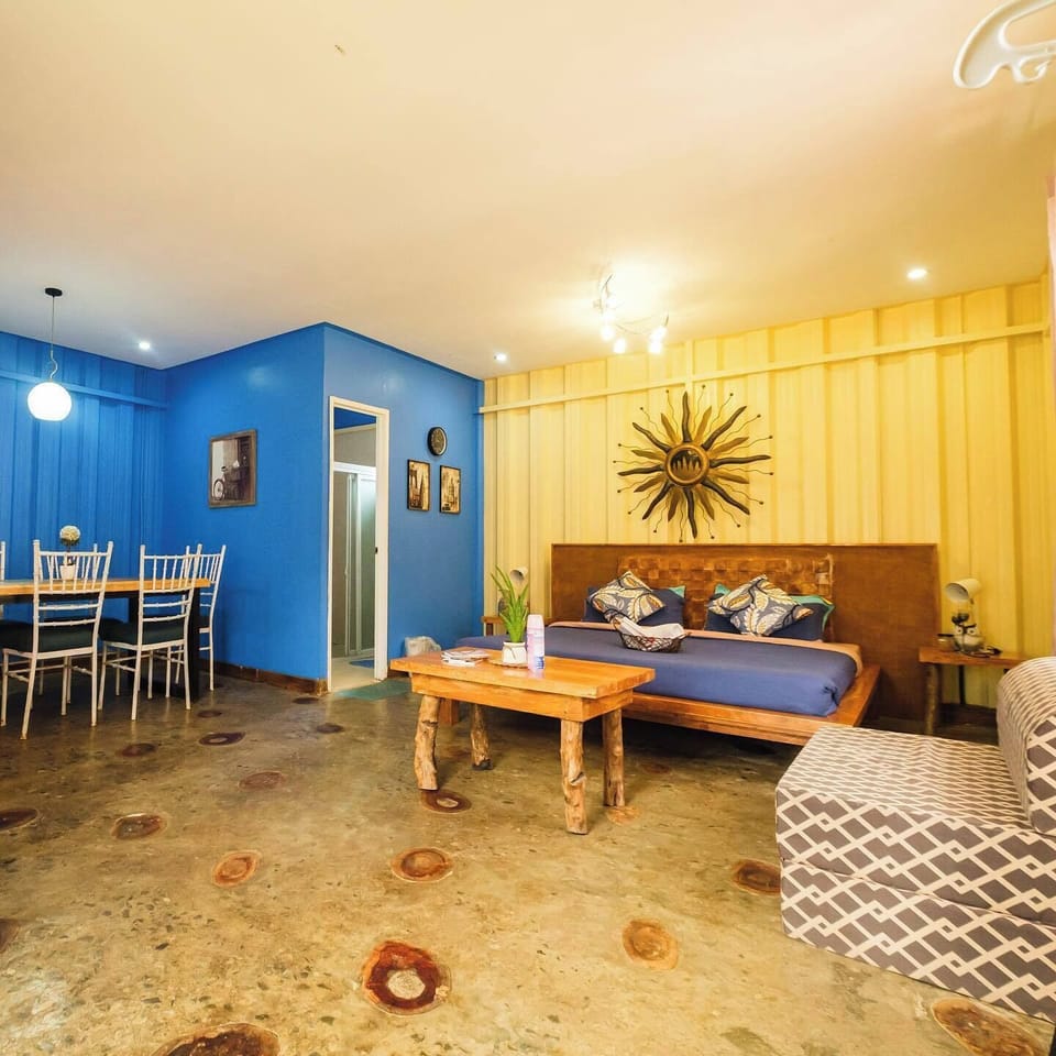 Family Room, 1 King Bed | Free WiFi, bed sheets