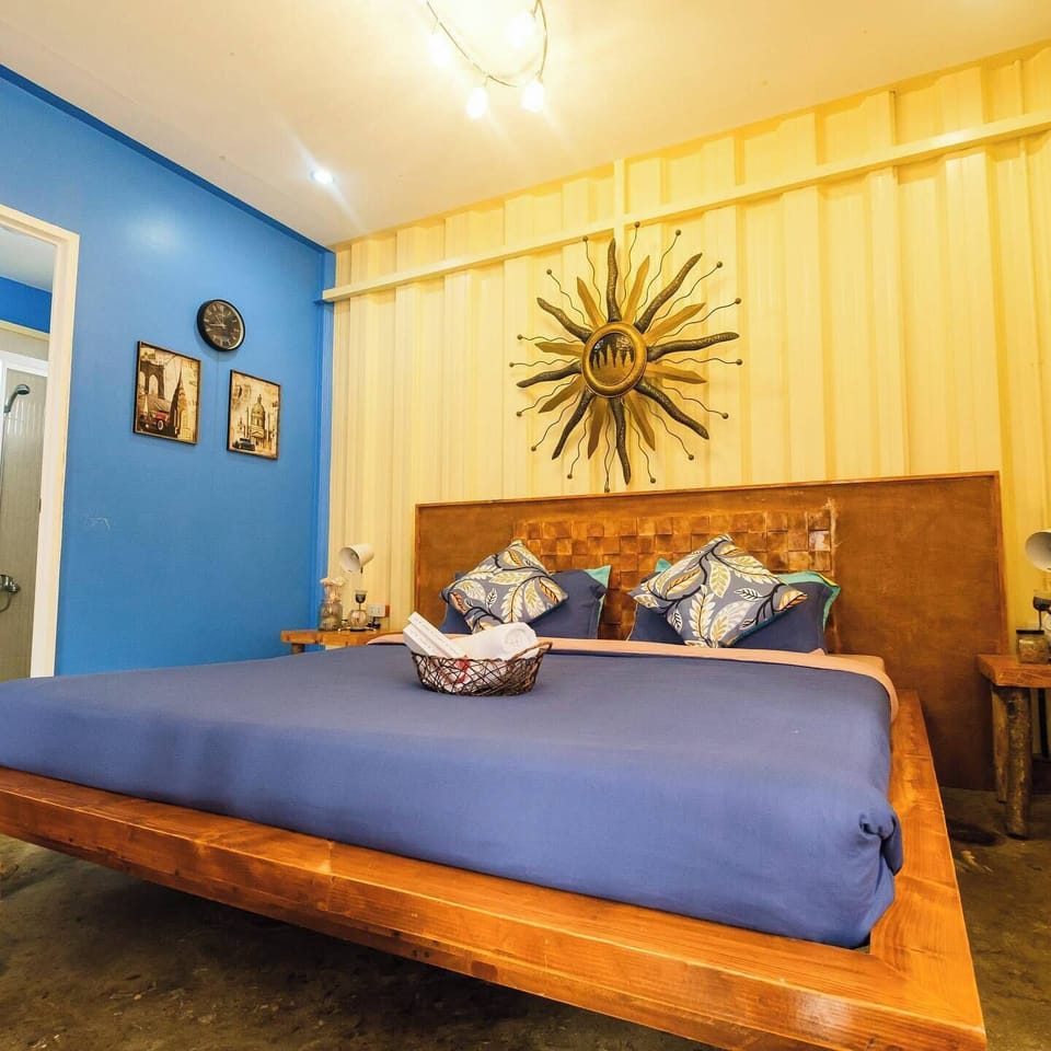 Family Room, 1 King Bed | Free WiFi, bed sheets