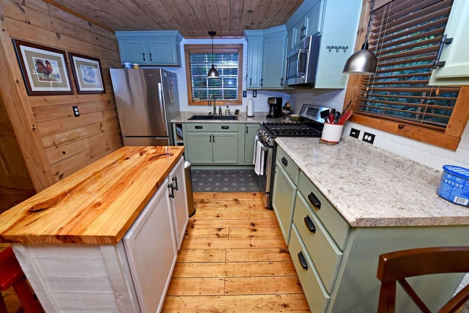 Creek front cabin rental with onsite fishing