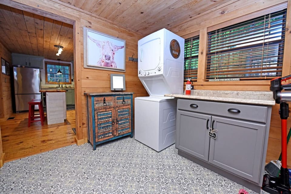 Creek front cabin rental with onsite fishing