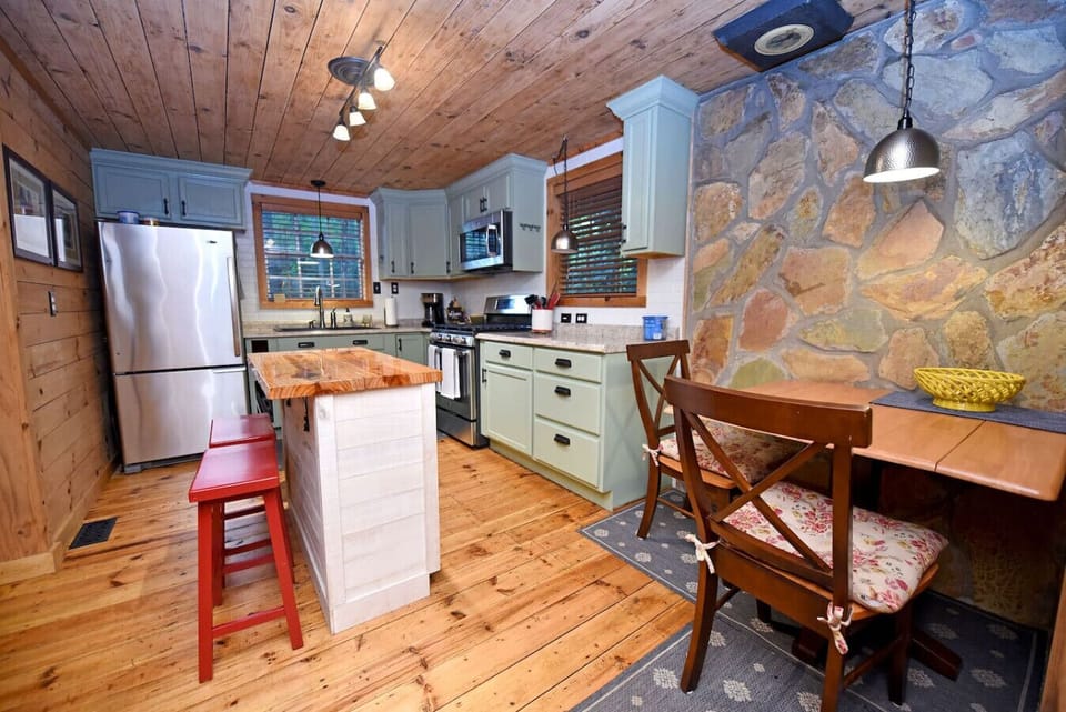 Creek front cabin rental with onsite fishing