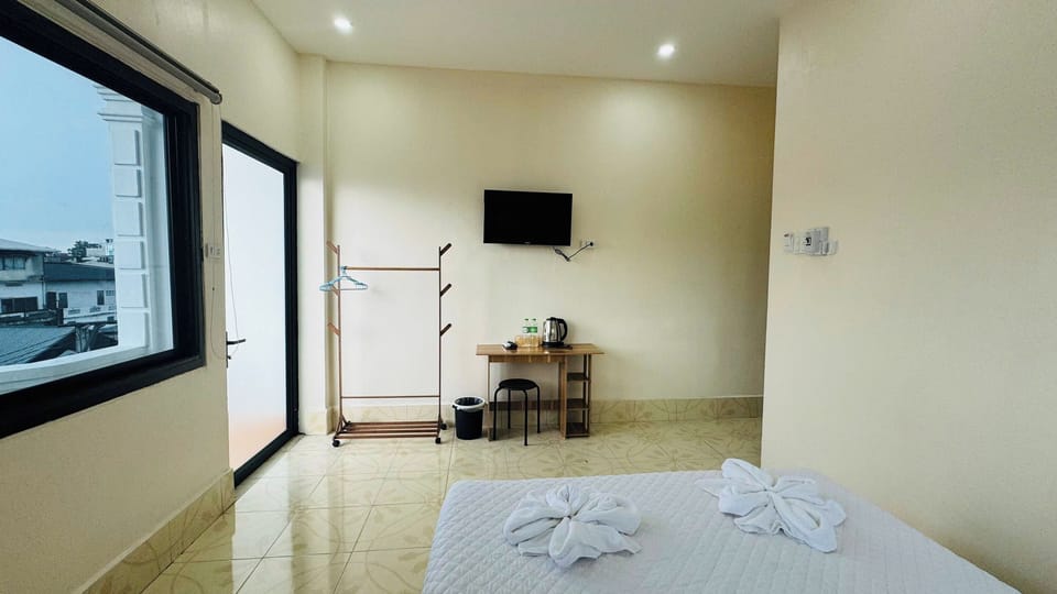 Deluxe Double Room, City View | Desk