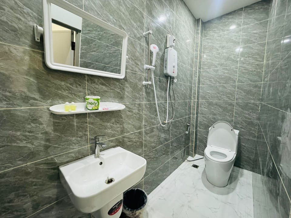 Deluxe Double Room, City View | Bathroom | Free toiletries, hair dryer, slippers, bidet