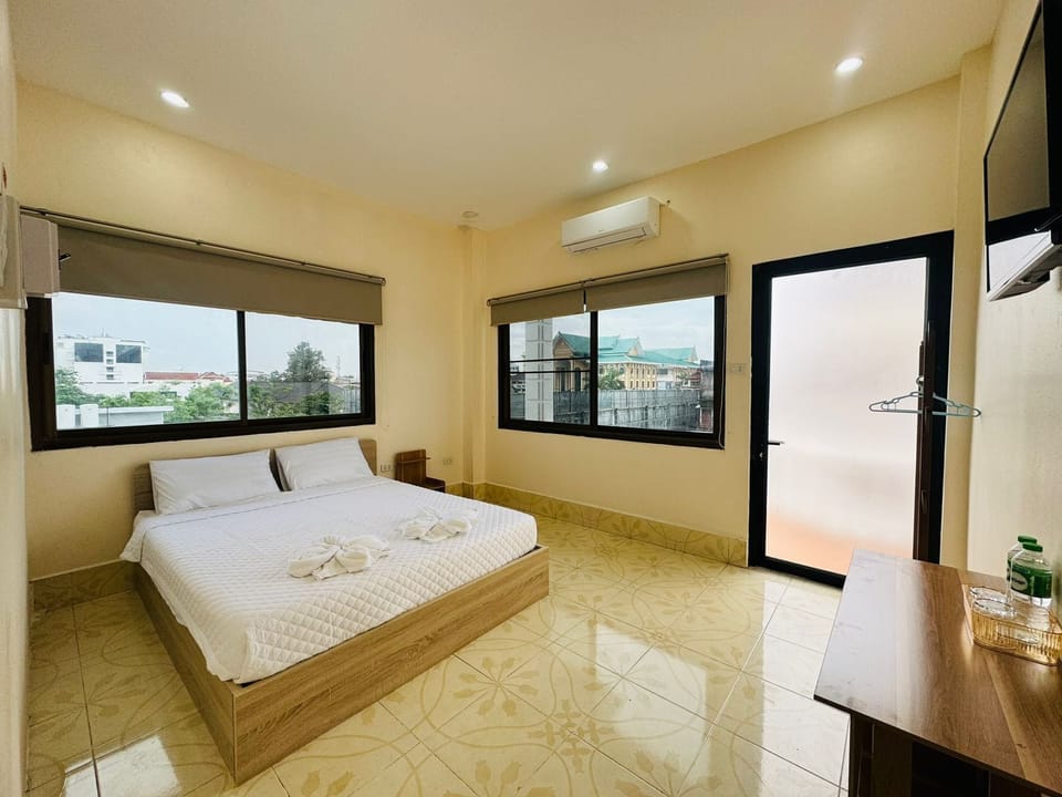 Deluxe Double Room, City View | Desk