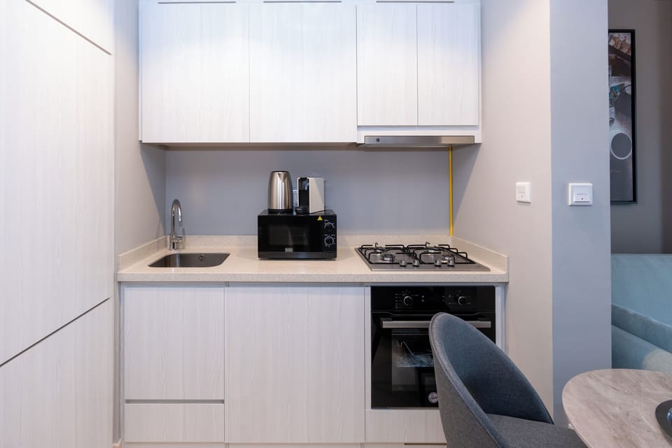 Deluxe Apartment, Balcony, City View | Private kitchen | Fridge, microwave, oven, stovetop