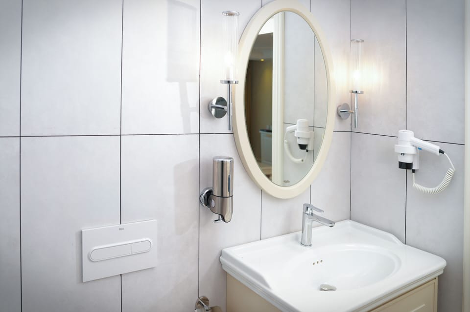 Superior Room, City View | Bathroom | Shower, rainfall showerhead, free toiletries, hair dryer