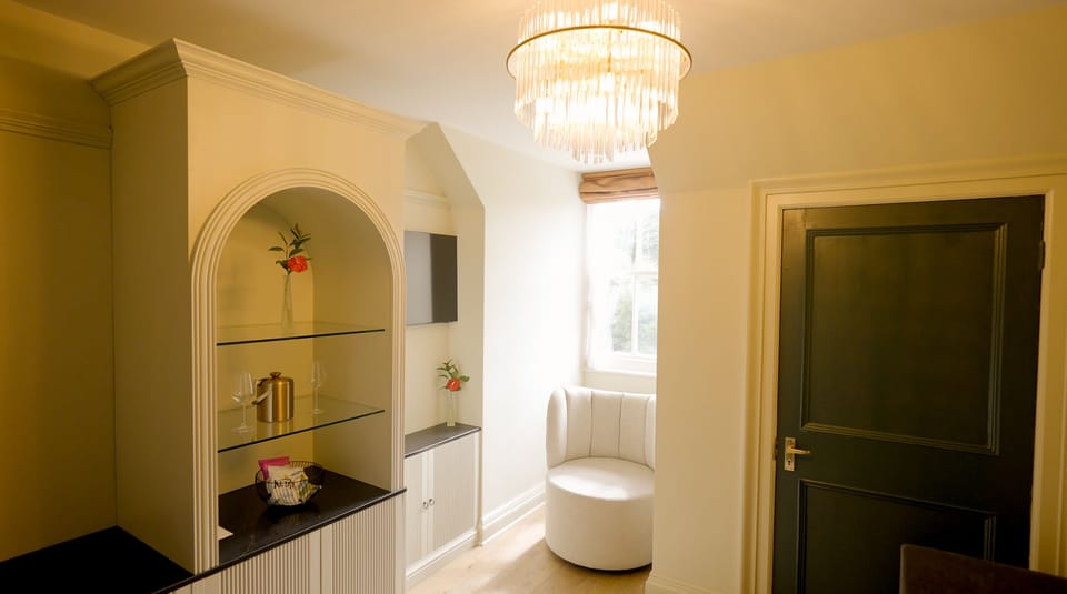 Deluxe King | Bathroom | Hair dryer, towels