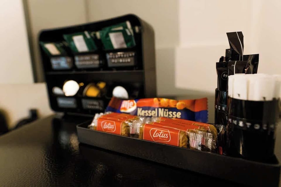 Kaffeekapseln, vielfältige hochwertige Teesorten, ein paar Kekse und Snacks stehen euch zur Verfügung.