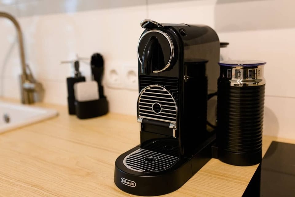 Die Nespresso Kaffeemaschine und eine Vielzahl an Kapseln versorgen euch mit qualitativ hochwertigem Kaffee. 