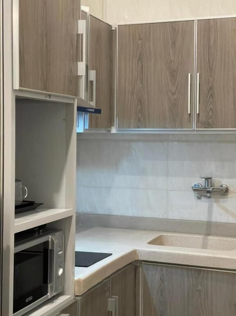 Classic Townhome | Private kitchen | Fridge, microwave, cookware/dishes/utensils, paper towels