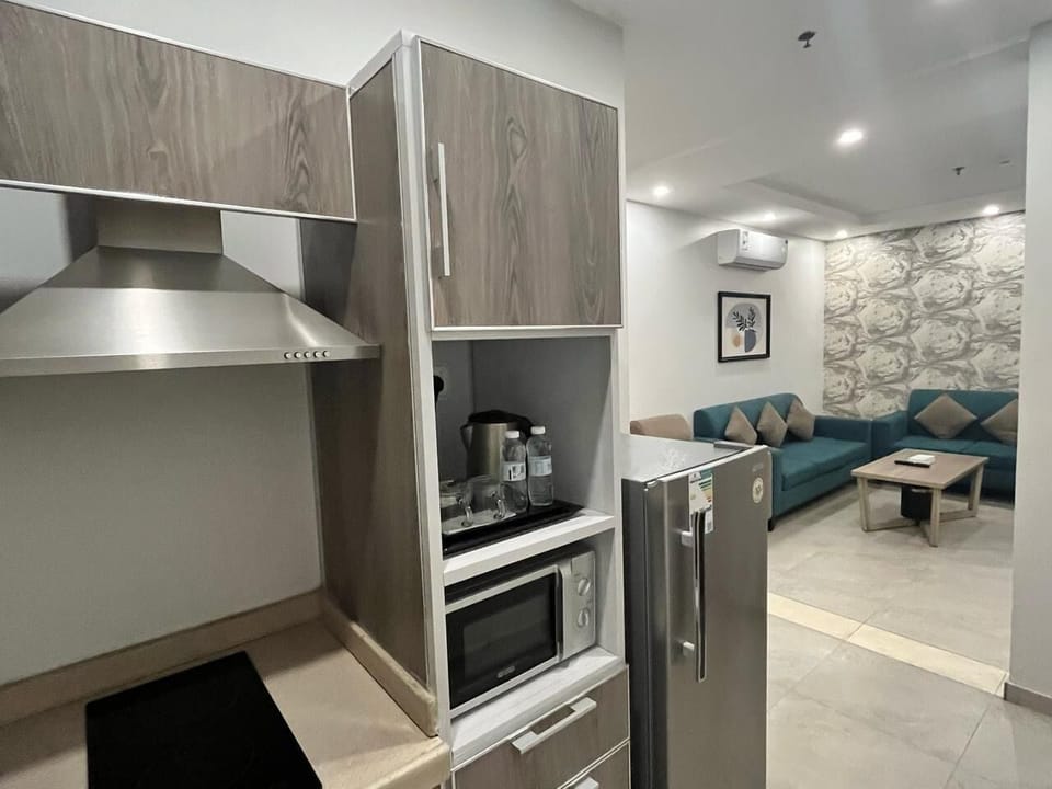 Classic Townhome | Private kitchen | Fridge, microwave, cookware/dishes/utensils, paper towels