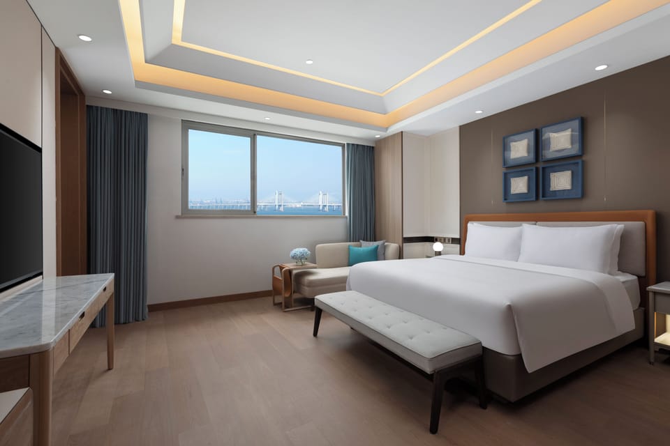 Executive Studio Suite, Bay View | In-room safe, laptop workspace, blackout drapes, soundproofing