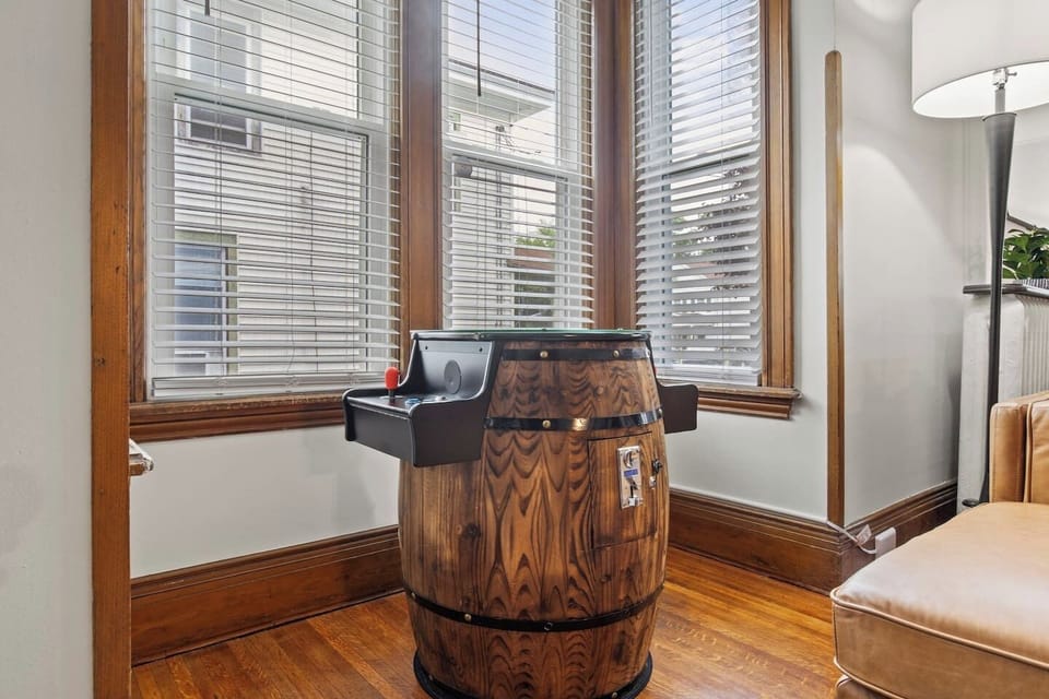 Living Room with Games - Enjoy a custom vintage video game table loaded with over 500 arcade classics such as Pac-Man and Donkey Kong