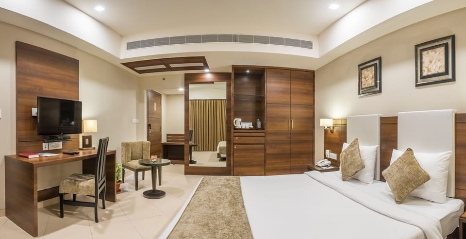 Deluxe Room | Minibar, in-room safe, desk, laptop workspace