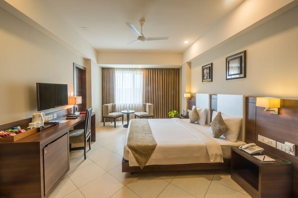 Deluxe Room | Minibar, in-room safe, desk, laptop workspace
