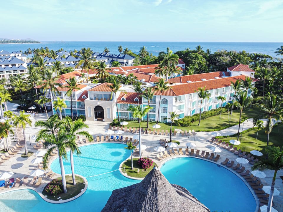 2 outdoor pools, pool umbrellas, sun loungers