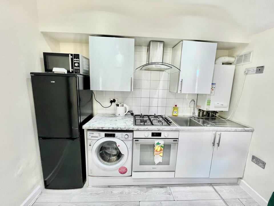 Fully equipped Kitchen with Kettle, toaster, blender & all essential dinnerware
