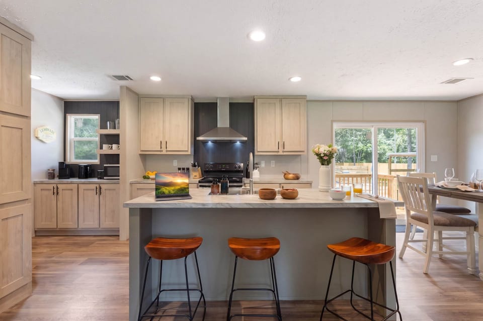 Cook with ease in our fully equipped, modern kitchen. Featuring a large prep island, stainless steel appliances, and a dedicated coffee station, you’ll have everything you need to whip up a gourmet meal or a quick snack.