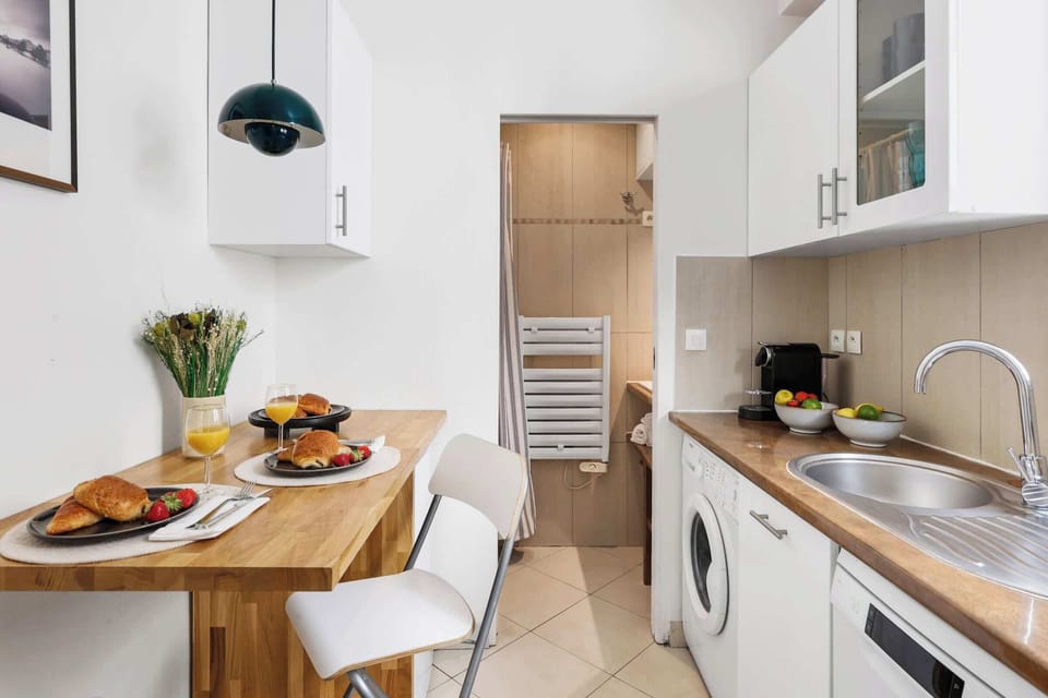 The kitchen is fully equipped to prepare a simple meal 