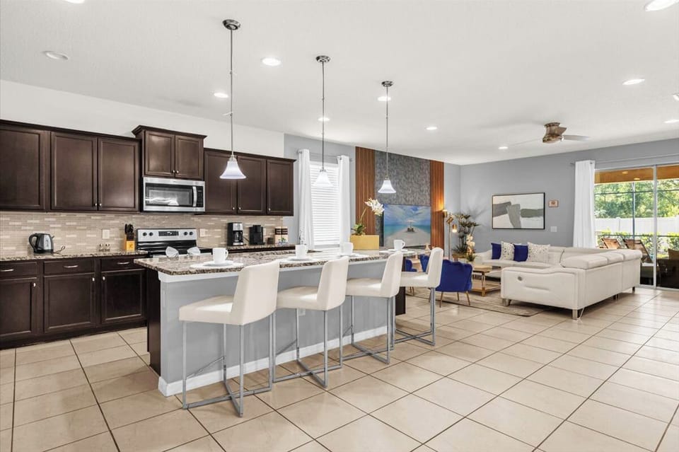 Kitchen And Breakfast Bar