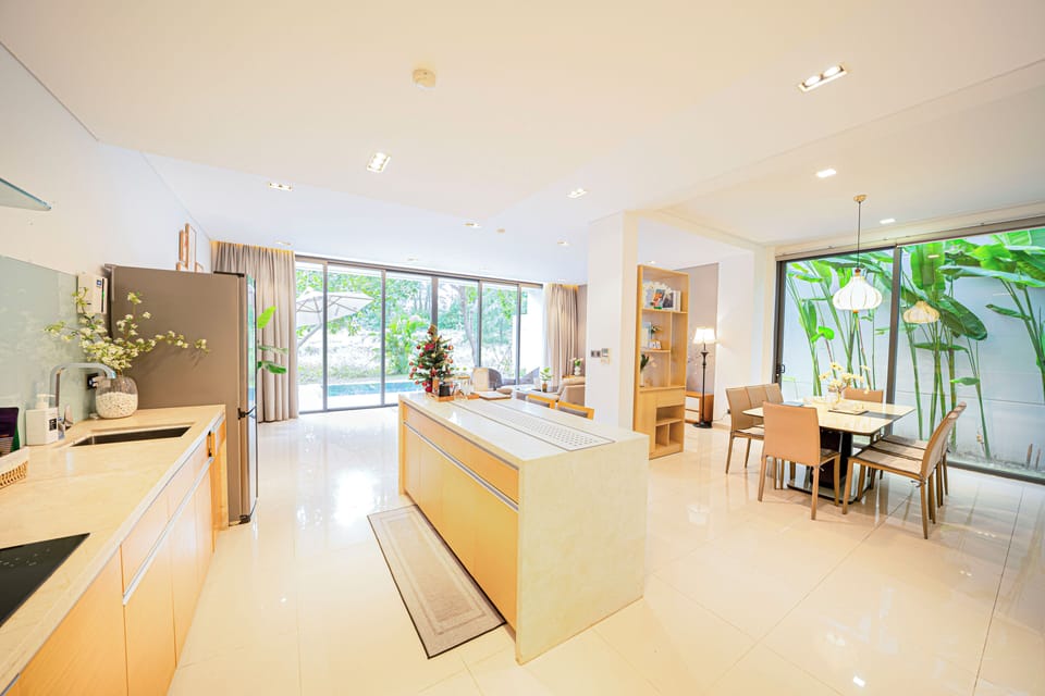 Electric kettle, paper towels, dining table