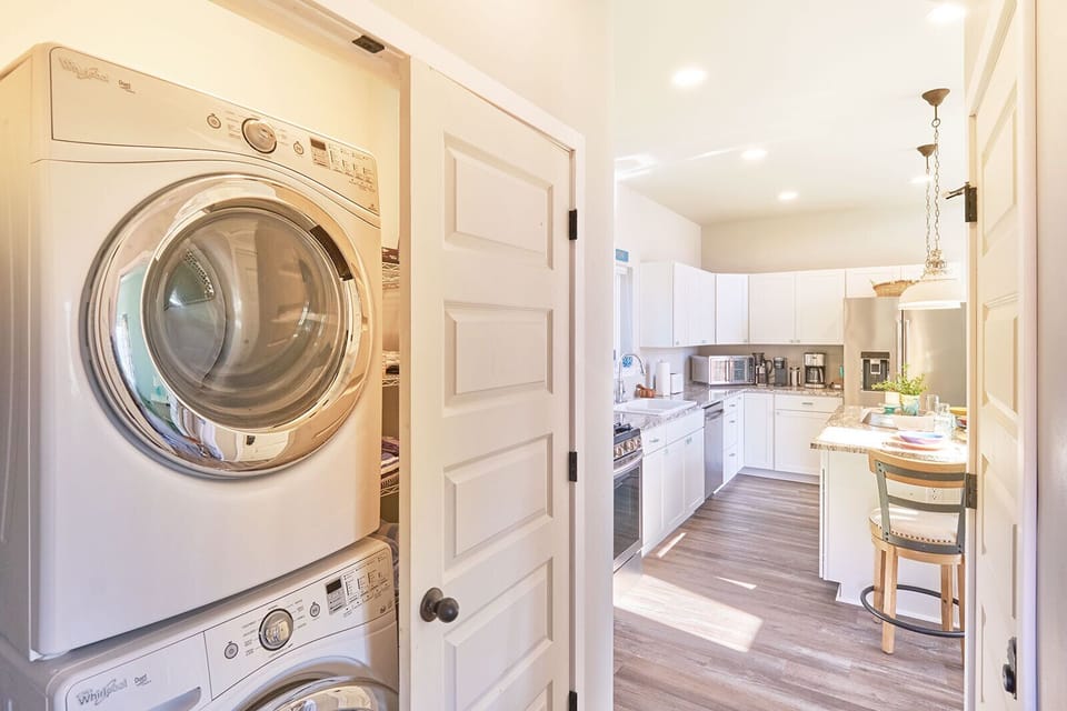 Stackable washer- Laundry pods included