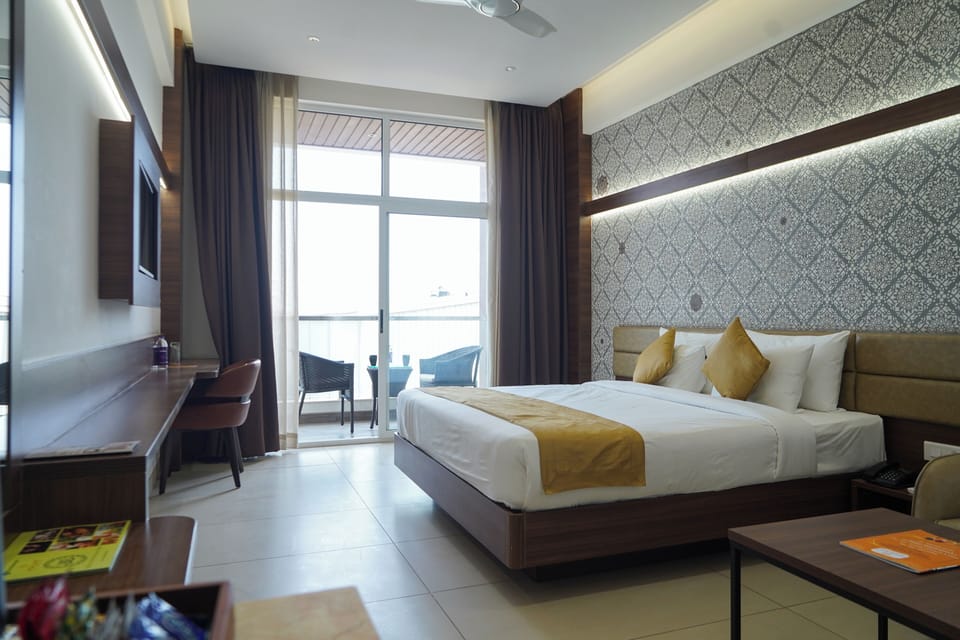 Executive Suite, City View | Hypo-allergenic bedding, in-room safe, laptop workspace, soundproofing