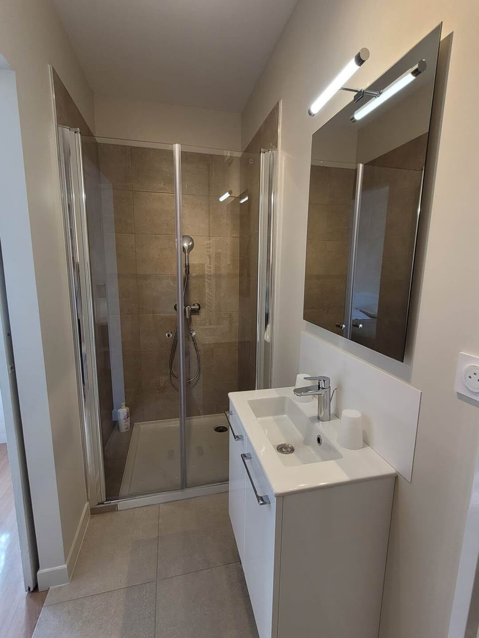 LA-BELLE-SAISON-Luchon-Location-d'appartements-Myrtilles-Salle de bain