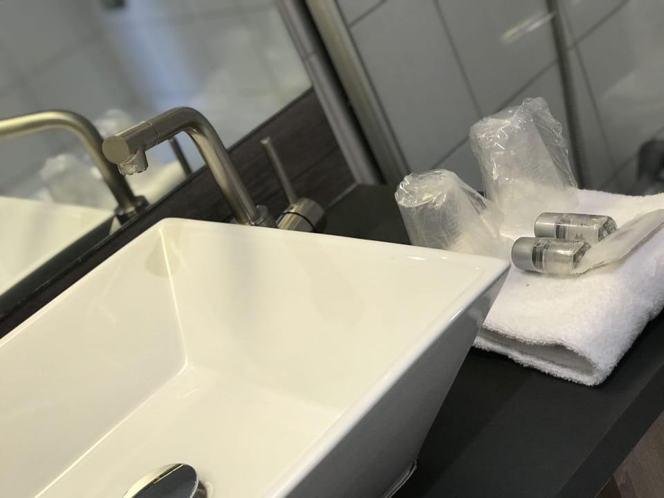 Standard Single Room, 1 Twin Bed | Bathroom | Combined shower/tub, free toiletries, hair dryer, towels