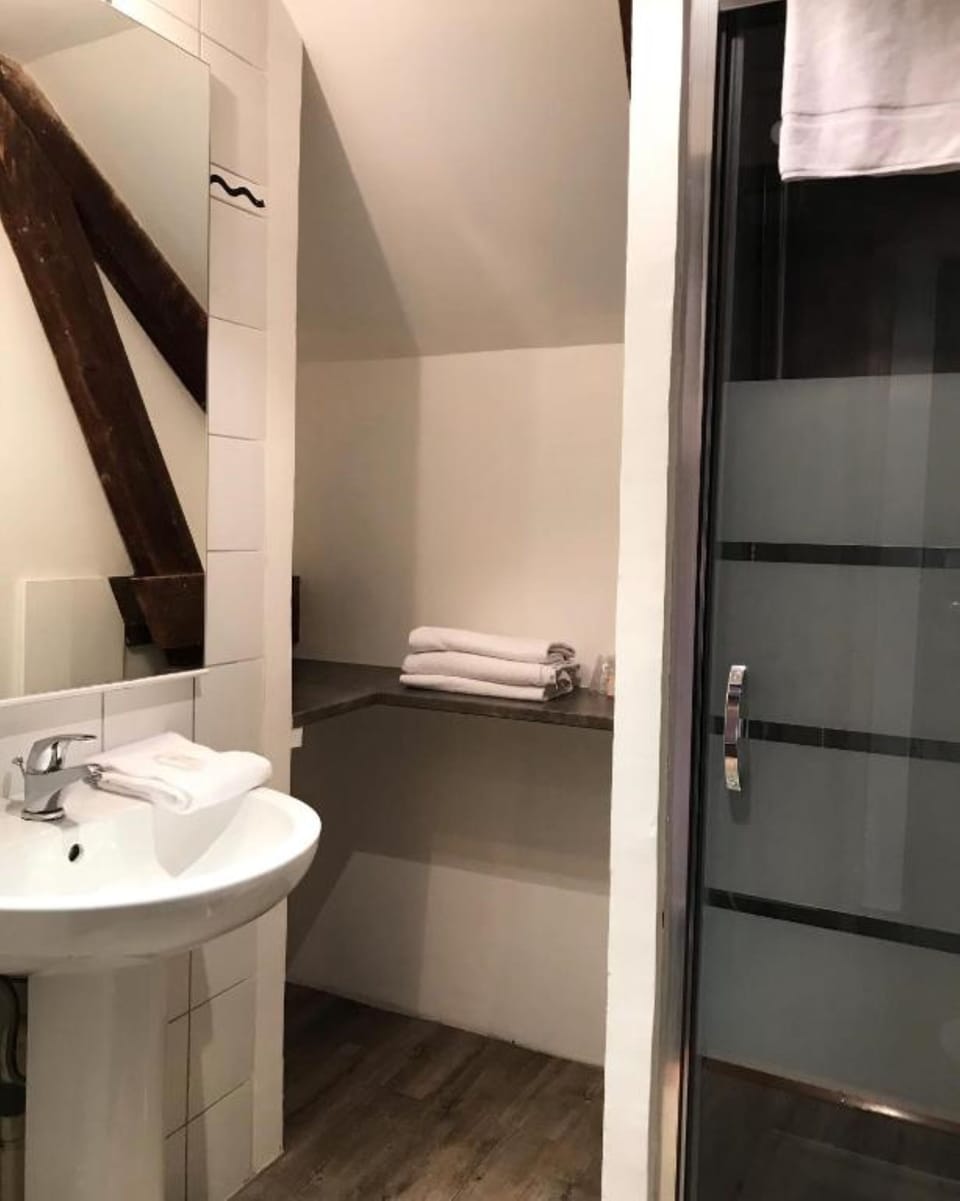 Triple Room | Bathroom | Combined shower/tub, free toiletries, hair dryer, towels
