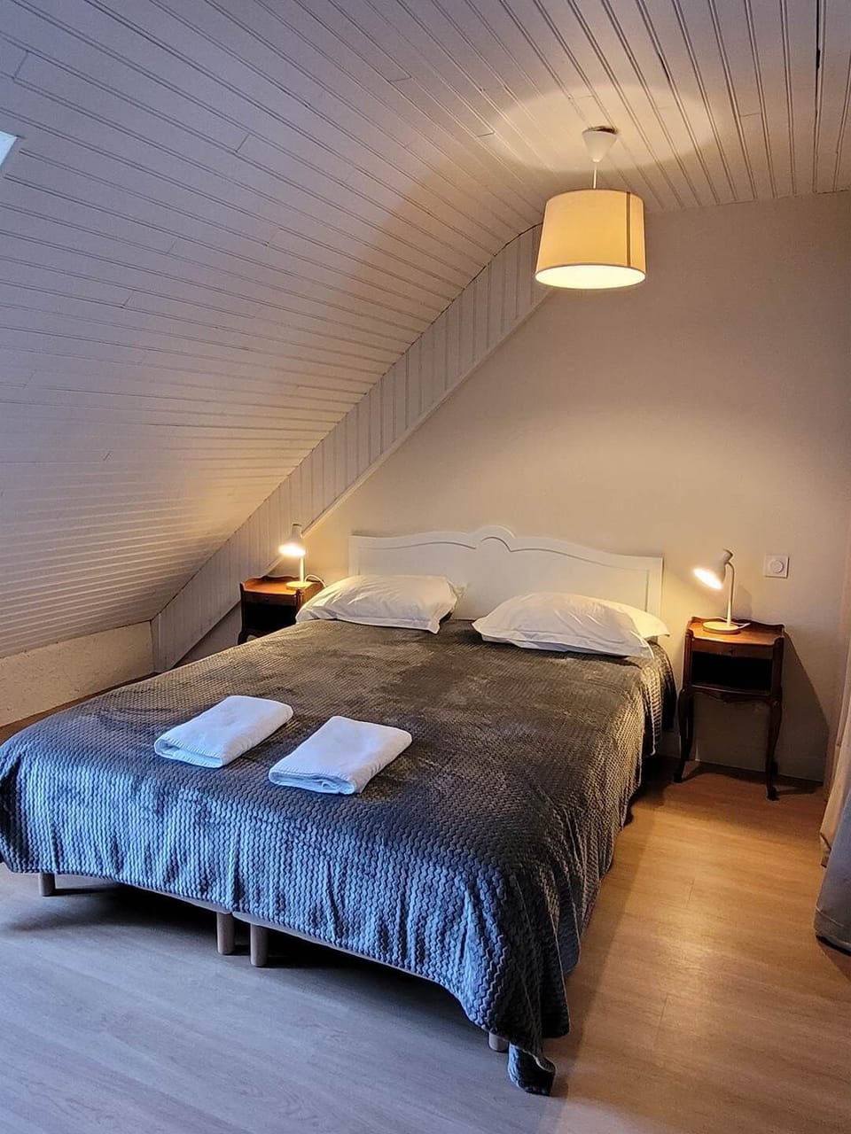 LA-BELLE-SAISON-Luchon-Location-d'appartements-Marmotte-Chambre1