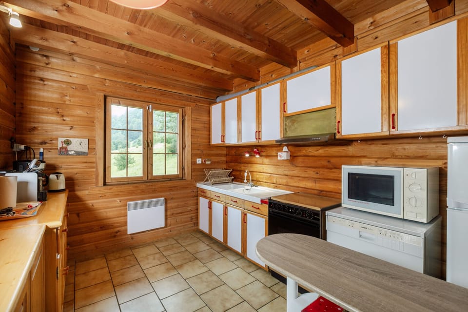 Chalet Henri kitchen for hire all year round, skiing and mountain biking holidays in Morzine-Avoriaz