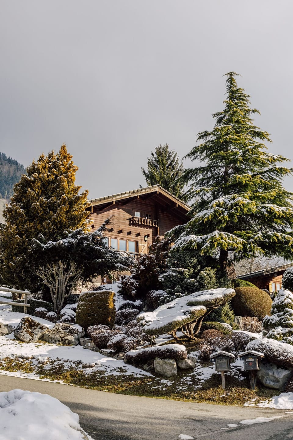 Chalet Henri is ideally located on Route du Crêt in Montriond, close to the slopes of Morzine-Les Gets, Avoriaz and Les Portes du Soleil. The perfect place to enjoy a holiday with family or friends, whether you prefer summer or winter!